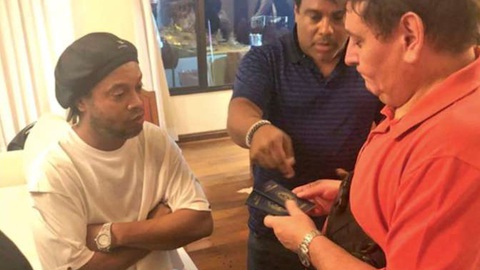 Video: Vì sao cựu tuyển thủ Ronaldinho bị cảnh sát bắt tại Paraguay ?