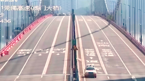 Video: Cây cầu uốn lượn như sóng vì gió thổi ở Trung Quốc