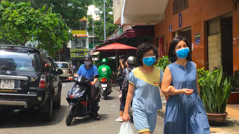 Video: Cư dân chung cư Phạm Viết Chánh đều âm tính COVID-19, sau khi hay tin có người tái nhiễm
