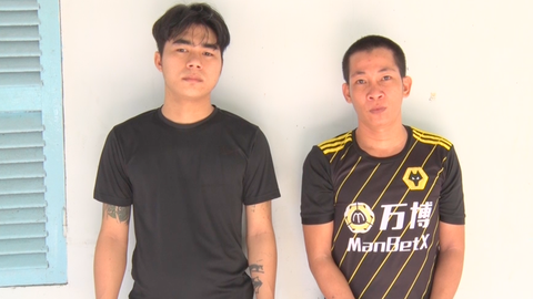 Video: Cầm dao đuổi theo người đi đường cướp xe và điện thoại