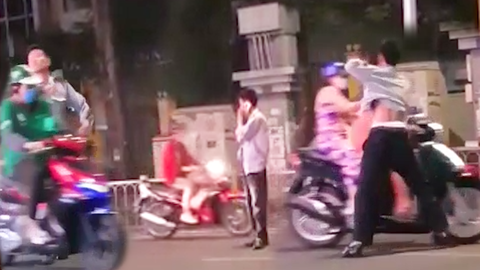 Video: Bảo vệ đứng giữa đường chặn xe đánh người