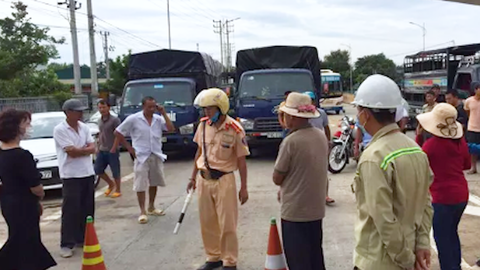 Video: Hàng chục người dân vây trạm thu phí, chặn xe trên quốc lộ