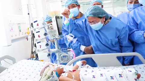 Video: Phó chủ tịch nước Đặng Thị Ngọc Thịnh thăm 2 bé sinh đôi Trúc Nhi - Diệu Nhi