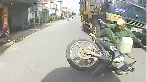 Video: Khoảnh khắc xe ben đâm văng chiếc xe máy từ phía sau khiến một người nguy kịch