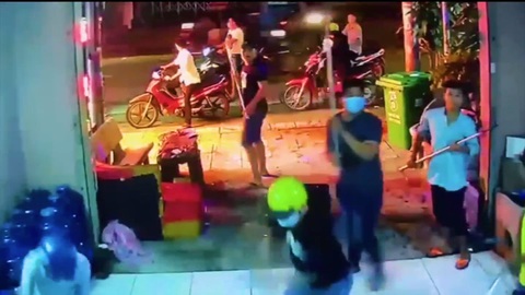 Video: 12 thanh niên cầm hung khí đập phá quán karaoke ở quận 12 đã bị bắt