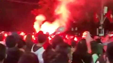 Video: Xử lý 2 thanh niên đốt pháo sáng ở hồ Hoàn Kiếm