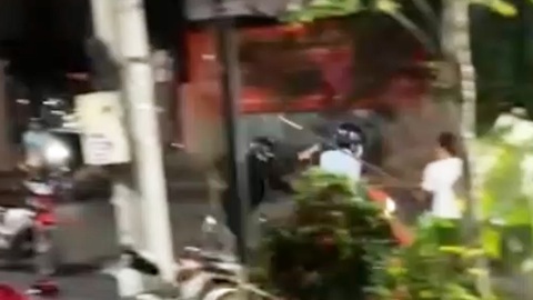 Video: Điều tra vụ nhóm người xông vào chém chủ quán bị thương nặng ở Đồng Xoài