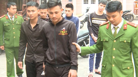 Video: Bắt giữ nhóm thanh niên dùng súng, dao truy sát nhau trên đường phố