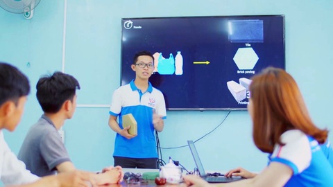 Góc nhìn trưa nay | Gặp gỡ nhóm startup sinh viên sáng tạo gạch ngói từ rác thải nhựa