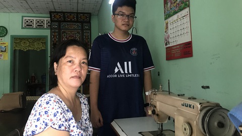 Khăn tang trước cửa đại học của cậu tân sinh viên nghèo Minh Khang