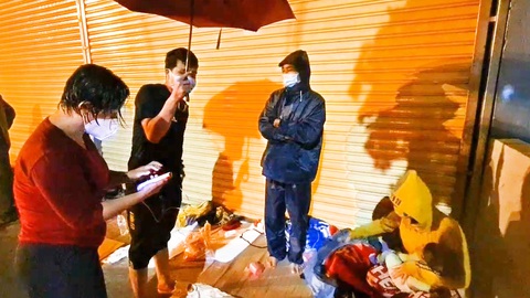 Video: Thai phụ chuyển dạ giữa đêm mưa trên đường vượt ngàn cây số về quê bằng xe máy