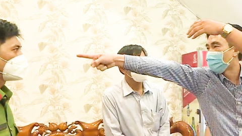 Video: 'Sốc' với chuyện ăn nhậu, chỉ mặt công an quát 'Mày công tác đội nào?'
