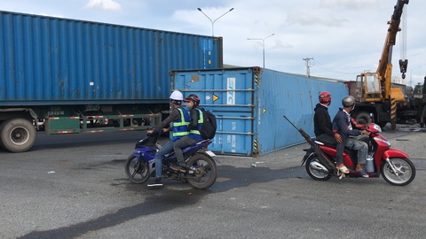 Video: Container lật ngay vòng xoay, nhiều người kịp tránh tai nạn