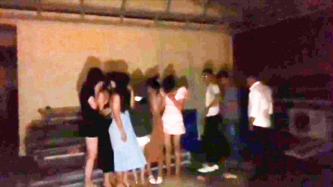 Video: Nhóm thanh niên lén lút hát karaoke, chạy trốn lên sân thượng khi công an kiểm tra
