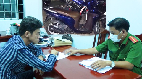 Video: Bắt 2 thanh niên vô hiệu hóa camera an ninh, 'câu' chìa khóa để trộm xe tay ga