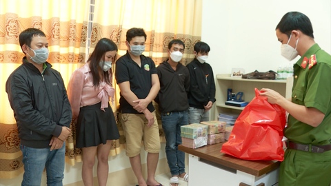 Video: Bắt 6 người trong vụ dàn cảnh cướp giật gần 1 tỉ đồng của một phụ nữ vừa vay ngân hàng