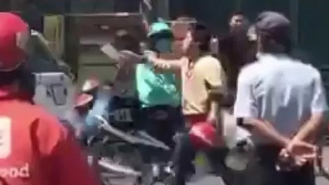 Video: Cầm dao chém xe khách, người đàn ông bị đánh bầm dập