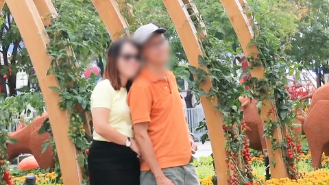Video: Nhiều người kéo khẩu trang xuống chụp ảnh ở đường hoa Nguyễn Huệ