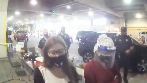 Video: Hai phụ nữ trẻ cải trang thành bà già để được tiêm vắc xin COVID-19