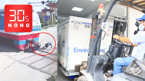 Bản tin 30s Nóng: 117.000 liều vắc xin COVID-19 đáp xuống Tân Sơn Nhất; Thoát chết ngay mũi tàu hỏa