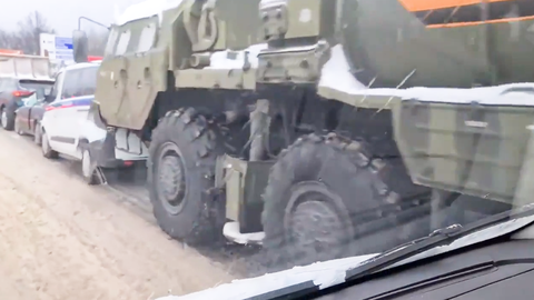 Video: Xe chở tên lửa S-400 gặp tai nạn liên hoàn trên cao tốc ở Nga