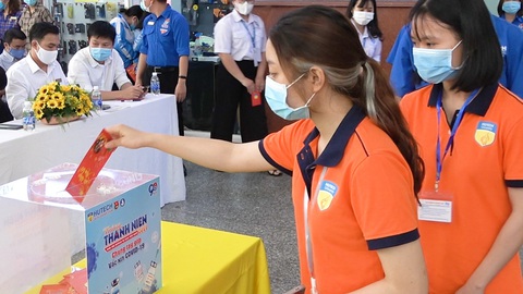 Video: Hàng ngàn sinh viên, giảng viên HUTECH 'Cùng Tuổi Trẻ góp vắc xin COVID-19'