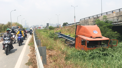 Video: Xe container lao khỏi đường dẫn cao tốc, bay xuống ruộng