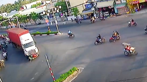 Video: Xe container vào cua, 'lùa' 2 mẹ con đi xe 3 bánh ở Mỹ Tho
