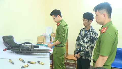 Video: Mang súng đã lên đạn đi mua gần 3.000 viên ma túy tổng hợp