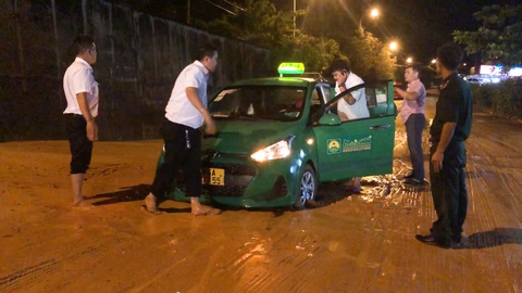 Video: Sau cơn mưa, Mũi Né xuất hiện thêm nhiều điểm sạt lở cát