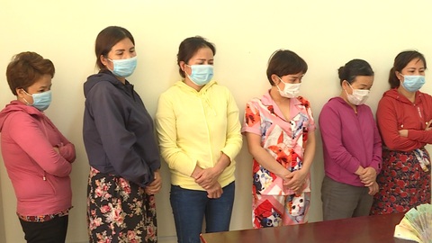 Video: Bắt sòng bài nhiều phụ nữ tham gia giữa mùa dịch COVID-19