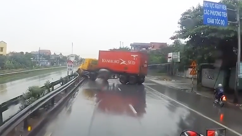 Video: Xe container mất lái chao đảo trên đường phố trước khi đâm vào dải phân cách