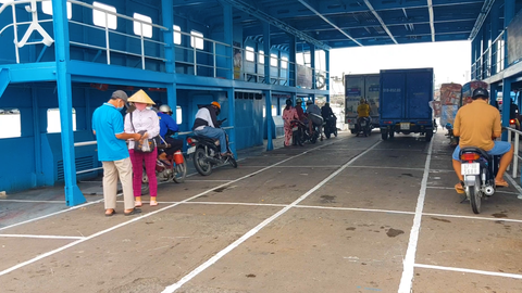 Video: Phà An Giang kẻ hình vuông 2m để phòng chống dịch COVID-19