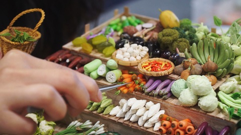 Góc nhìn trưa nay | Sạp rau củ mini độc đáo của cô gái tại Hà Nội