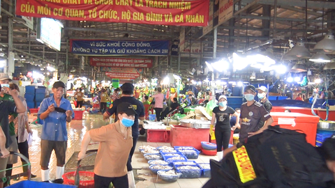 Video: Ca dương tính lần 1 bốc vác cá ở chợ Bình Điền, nơi đón hơn 20.000 người đến giao dịch mỗi ngày