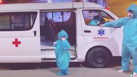 Video: Xúc động hình ảnh bé gái 5 tuổi một mình lên xe đi điều trị COVID-19 ở Bình Chánh