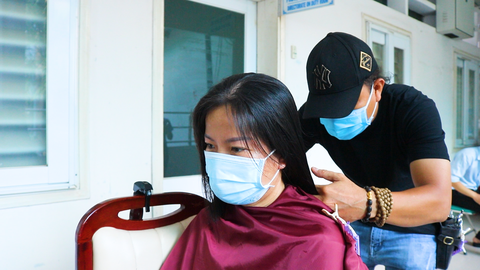 Video: Nữ bác sĩ 'hi sinh’ mái tóc dài đen mượt để tham gia chống dịch