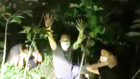 Video: 3 người Trung Quốc bung cửa xe ô tô tháo chạy khi gặp chốt kiểm dịch trên đường vào TP.HCM
