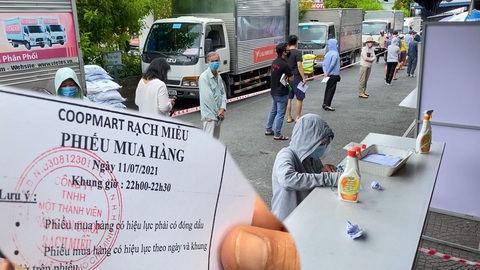 Video: 12h trưa xếp hàng dài trước siêu thị, được phát phiếu hẹn 22h vào mua hàng