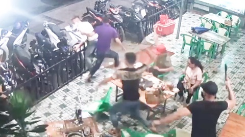 Video: Xách mã tấu chém người tại quán nhậu để giải quyết mâu thuẫn cho bạn gái