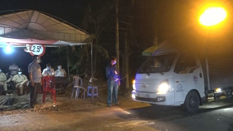 Góc nhìn trưa nay | Những người đội nắng, dầm mưa gác chốt chống dịch COVID-19