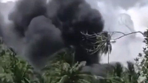 Video: Khói đen bốc cao từ hiện trường vụ rơi máy bay quân sự chở 92 người ở Philippines