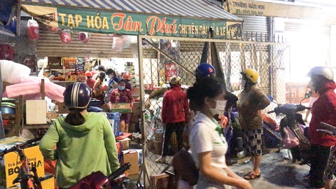 Video: 0h 6-7 phong tỏa phường Tân Phú, TP Thủ Đức; Nhiều người dân mua hàng hóa trước giờ 'G'