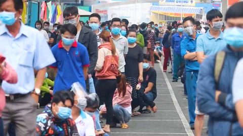 Video: Người dân lại xếp hàng dài xét nghiệm COVID-19 để lấy 'giấy thông hành'