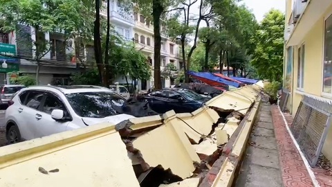 Video: Hiện trường cả dãy tường rào trường mầm non đổ sập, đè bẹp nhiều ô tô