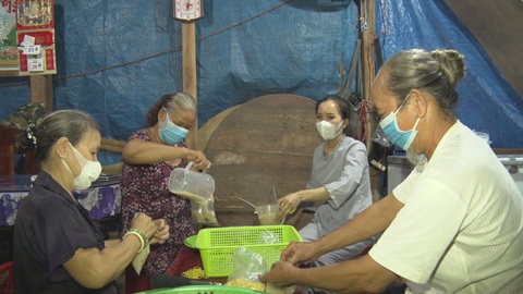 Góc nhìn trưa nay | Những suất cơm mang hương vị “tình làng nghĩa xóm” trong khu phong toả