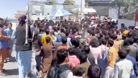 Video: Taliban nổ súng chỉ thiên để giải tán biển người ở sân bay