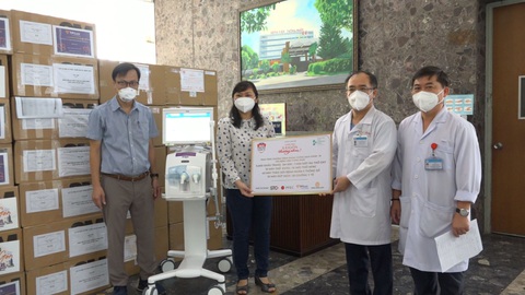 Trao gói thiết bị y tế hơn 10,8 tỉ đồng cho Bệnh viện Thống Nhất