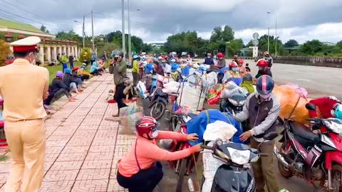 Video: Người dân và chính quyền hỗ trợ đưa gần 130 công nhân kẹt tại Cai Chanh về quê Nghệ An
