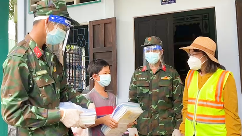 Video: Bộ đội đưa sách đến tận nhà cho học sinh kịp dùng trong năm học mới